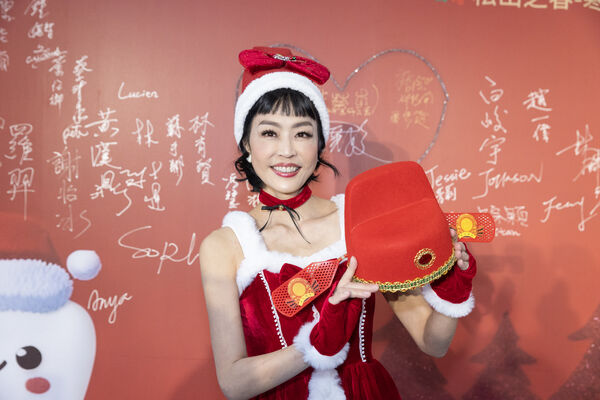 ▲唐玲獲頒「榮譽模範生」。（圖／松山社區大學提供）