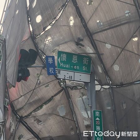 ▲▼鷹架整片倒下！台南市區工地意外，道路一度封閉。（圖／記者林東良翻攝）