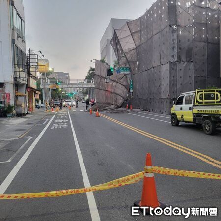 ▲▼鷹架整片倒下！台南市區工地意外，道路一度封閉。（圖／記者林東良翻攝）