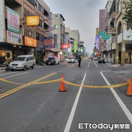 ▲▼鷹架整片倒下！台南市區工地意外，道路一度封閉。（圖／記者林東良翻攝）