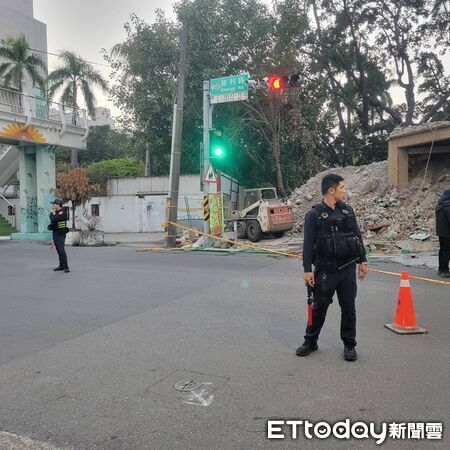 ▲▼鷹架整片倒下！台南市區工地意外，道路一度封閉。（圖／記者林東良翻攝）