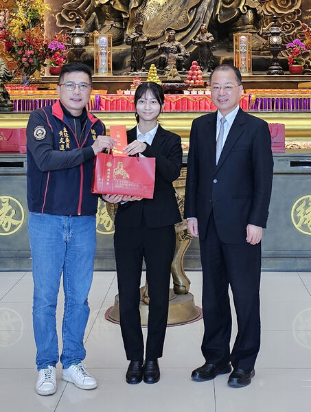 連續10年助學 桃園威天宮頒發警大獎助學金