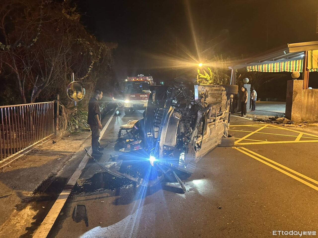 爆撞別人家圍牆、樑柱畫面曝！彰化賓士男慘翻受困…竟是爛醉上路