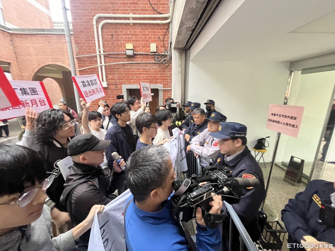 控台大副校長、國際長職場霸凌 工會赴校務會議抗議:下台負責