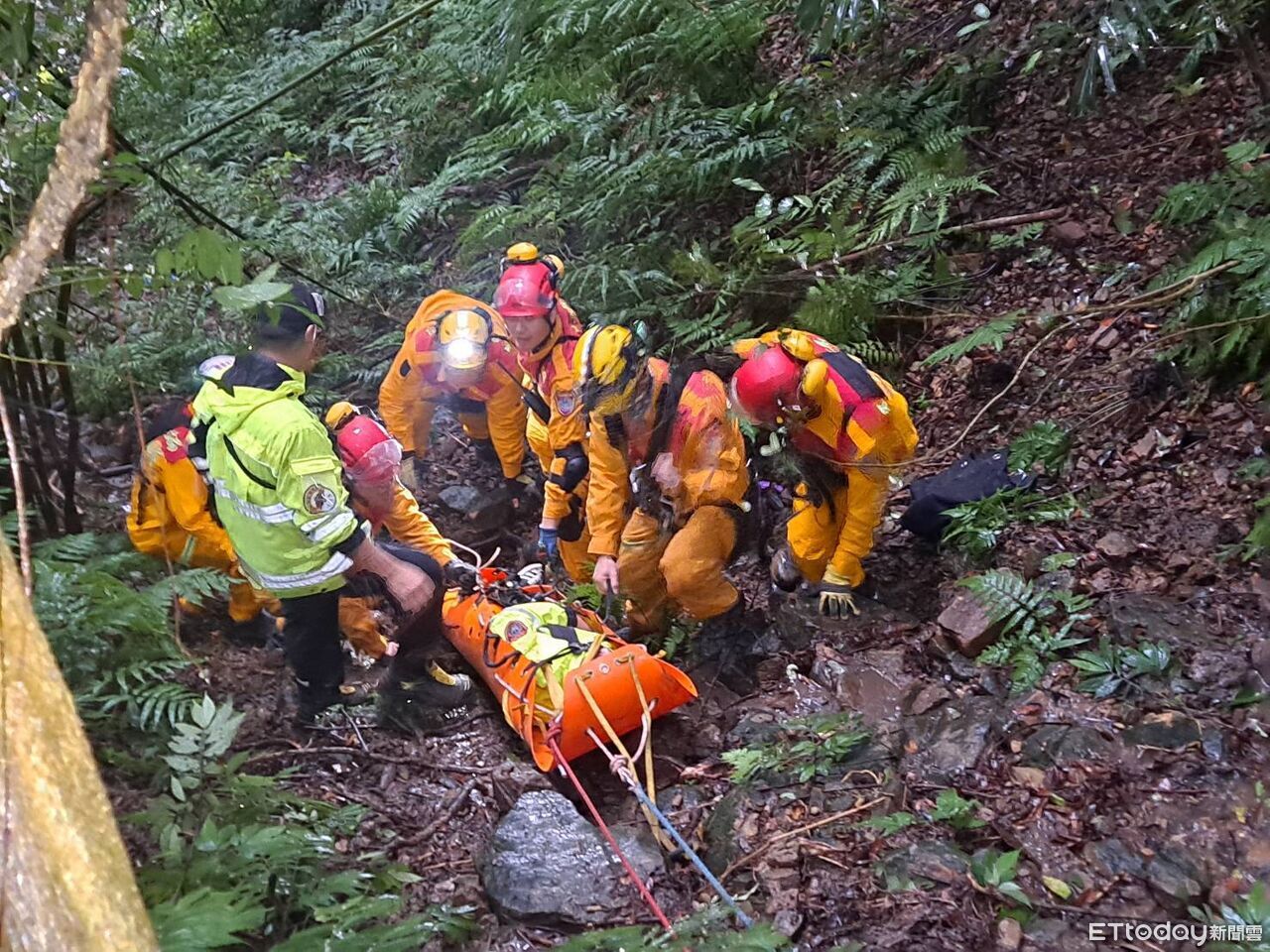 男基隆龍門谷滑落20米邊坡「手機食物全飛了」　受困3天沒喝水終獲救