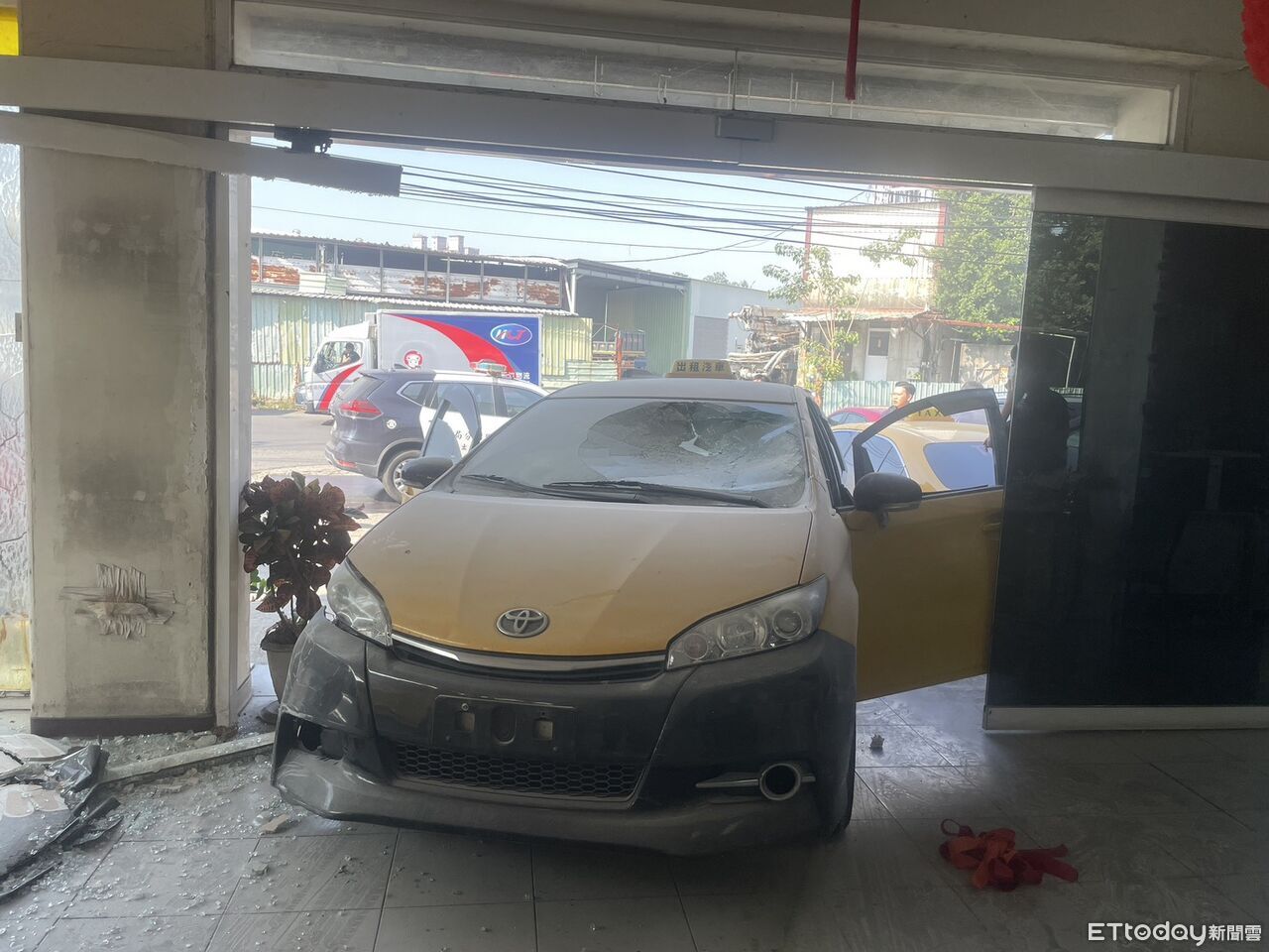 快訊/怒嗆「家破人亡」!運將開車衝撞車行自焚 插管7天不治