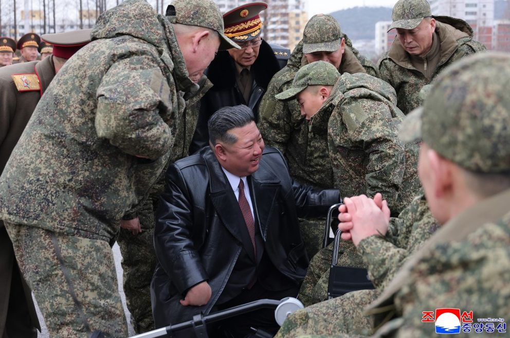 金正恩「蹲下擁抱」斷腿士兵! 親迎赴俄作戰部隊歸國