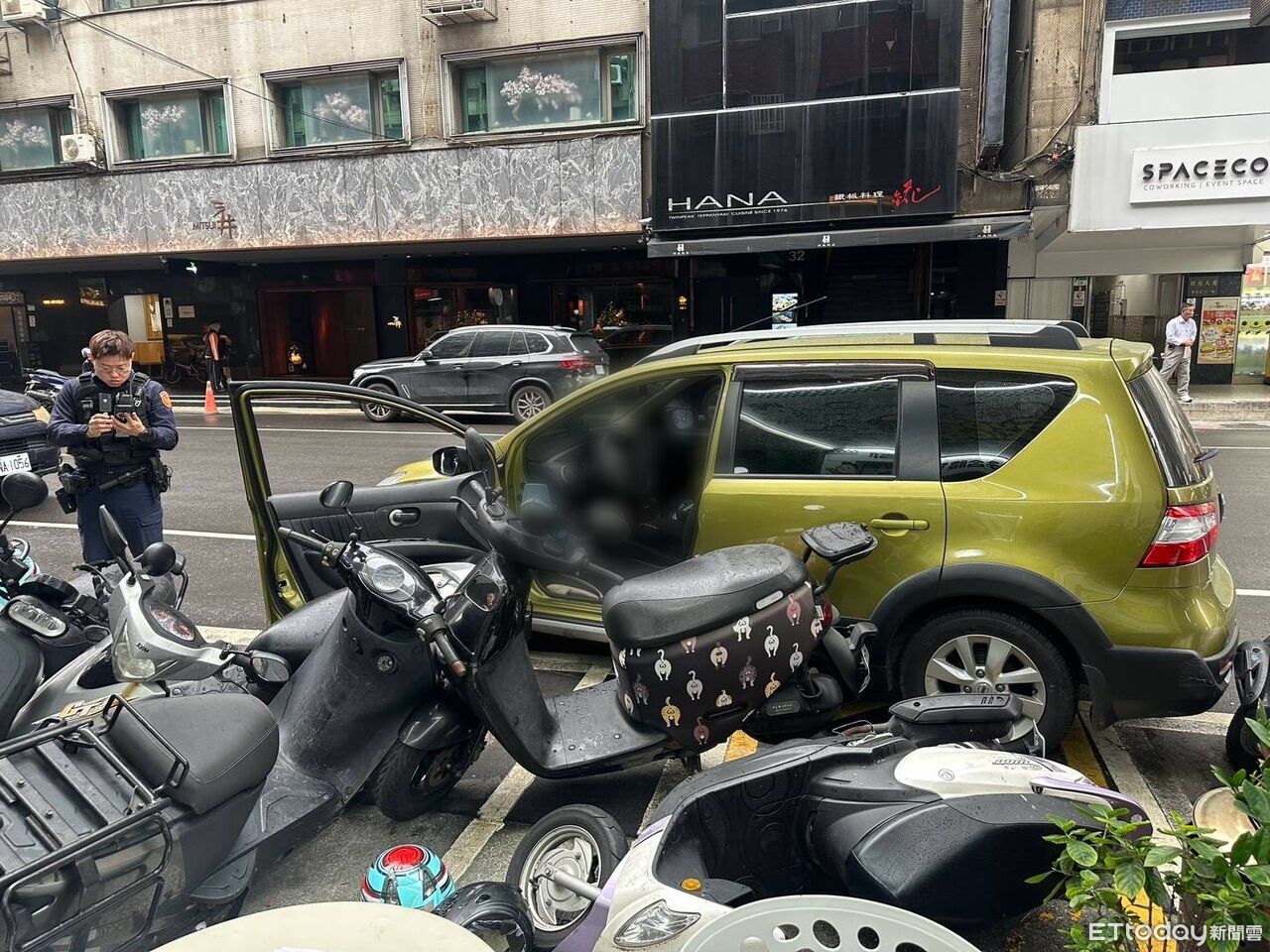 糊塗女駕駛下車「還在倒車檔」一路倒退嚕 撞翻對街7機車