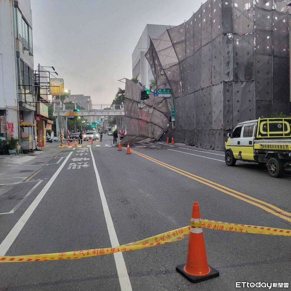 台南市區驚傳鷹架倒塌!強風吹垮工地 警急封路畫面曝光