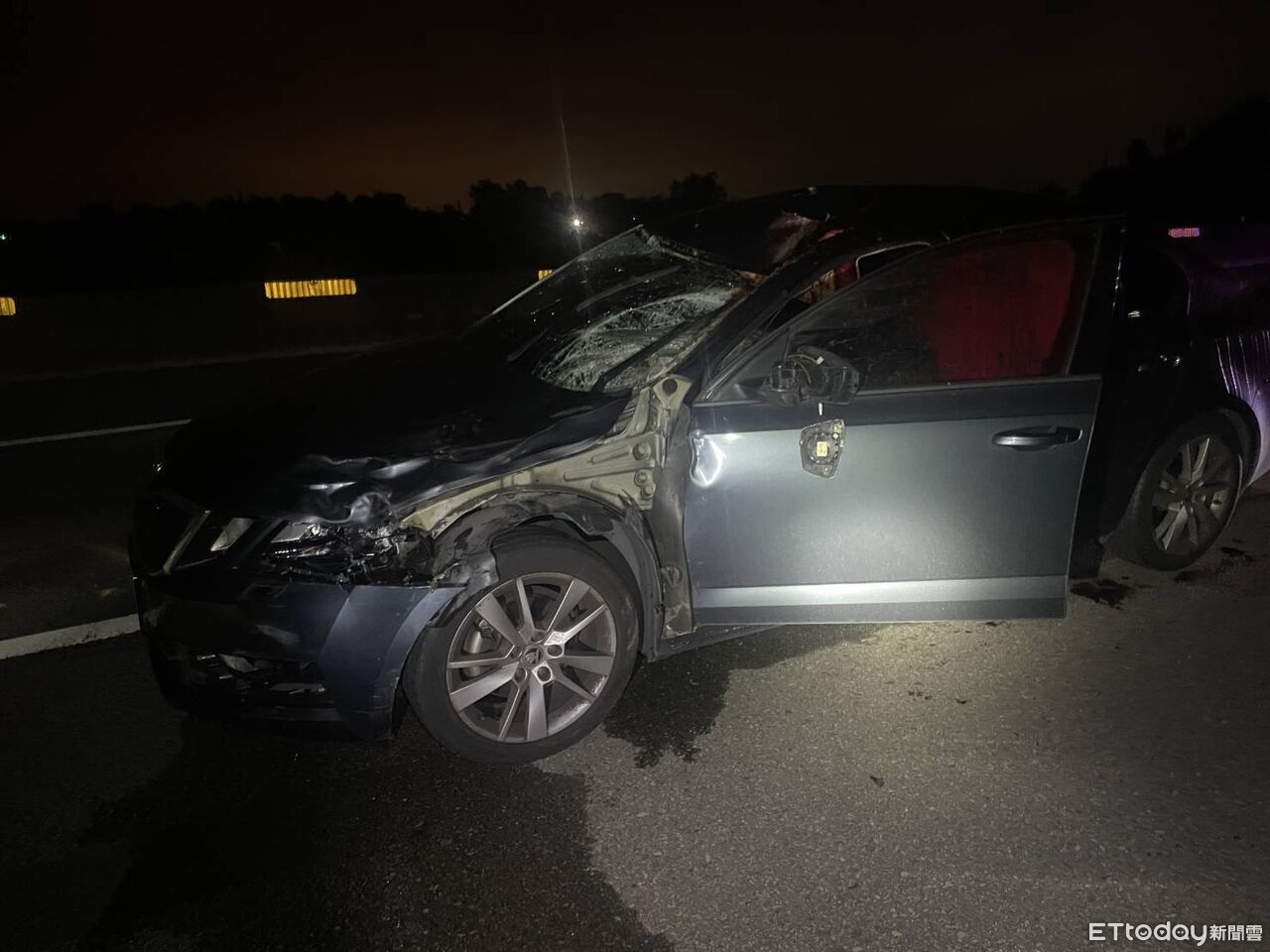 西濱快速道路晚間車禍!駕駛閃避不及「撞上一匹馬」地上噴滿血