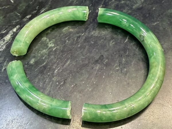 ▲▼女主播重摔，人沒什麼事，手鐲卻斷成3截。（圖／翻攝臉書／葉樹姍）