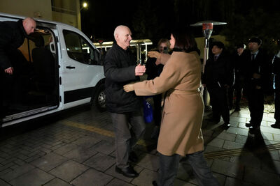 白俄一次釋放123名囚犯！諾貝爾和平獎得主獲自由　美國解除制裁