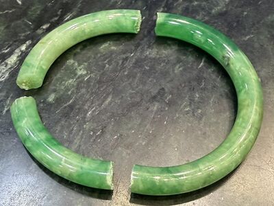 女主播走路重摔「玉鐲斷3截」人沒事！命理師：別丟垃圾桶