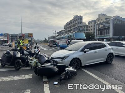 快訊／高雄白車搶快左轉遭撞飛！待轉區4機車6人慘遭波及