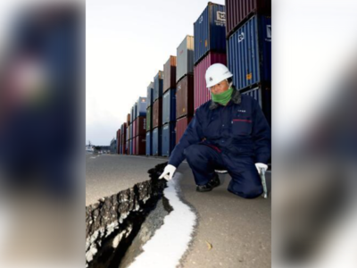 日本八戶港「地面震出巨大裂縫」！癱瘓1/3碼頭　500貨櫃卡住