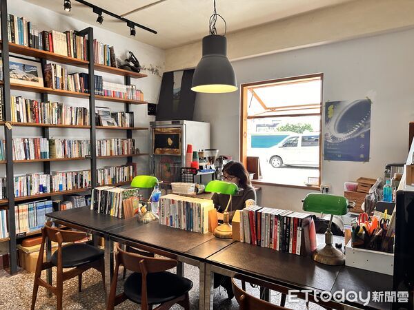 ▲▼花蓮「練習曲書店」獲選文化部「百大文化基地」，名為書店卻不賣書，而是陪伴孩子閱讀、練球、身心發展的場域。（圖／記者林育綾攝）
