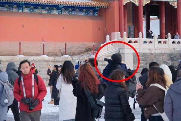▲▼北京故宮下初雪吸引大批遊客朝聖，陸劇男神李現低調變裝去拍照。（圖／翻攝自微博）