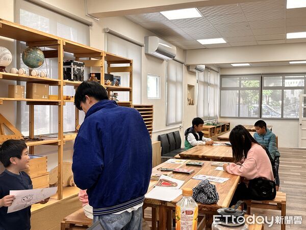 ▲▼花蓮「練習曲書店」成立棒球隊陪伴孩子練球、閱讀，還打造「新晨共學基地」、「山海百貨」等空間，獲選文化部「百大文化基地」。（圖／記者林育綾攝）