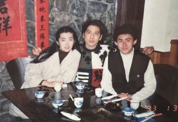 齊秦（中）和王祖賢（左）1993年時到成都的舊照。（翻攝小紅書）