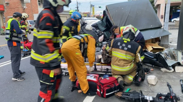 ▲▼雲林斗南鎮雲158乙公路嚴重車禍2人ohca。（圖／雲林縣消防局）