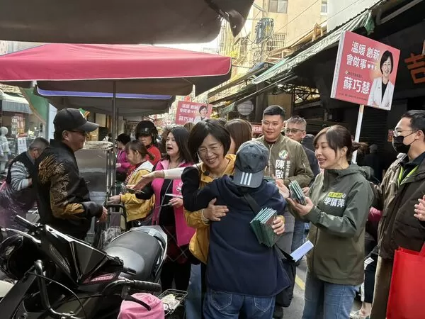 ▲▼民進黨立委、新北市長參選人蘇巧慧赴三重市場／中央市場掃街。（圖／立委蘇巧慧國會辦公室提供）