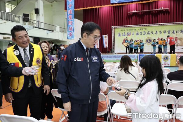 ▲市長黃偉哲親臨「南瀛獅子盃反毒宣導書法比賽」現場，為參賽學生加油打氣，肯定以藝術深化反毒教育。（記者林東良翻攝，下同）