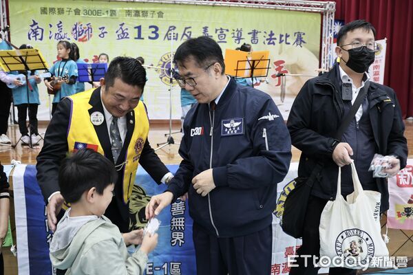 ▲市長黃偉哲親臨「南瀛獅子盃反毒宣導書法比賽」現場，為參賽學生加油打氣，肯定以藝術深化反毒教育。（記者林東良翻攝，下同）