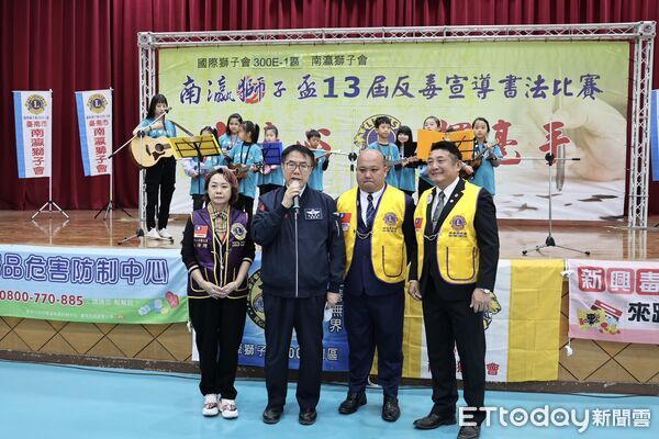 ▲市長黃偉哲親臨「南瀛獅子盃反毒宣導書法比賽」現場，為參賽學生加油打氣，肯定以藝術深化反毒教育。（記者林東良翻攝，下同）
