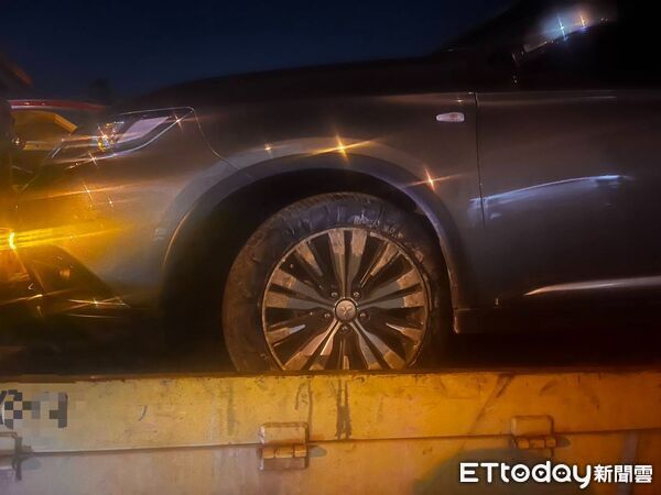 ▲▼國道1號北向276公里13日驚見有小客車「飛簷走壁」。（圖／記者林東良翻攝）