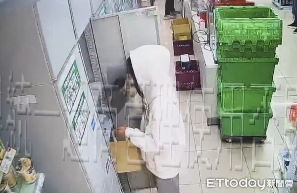 ▲▼基隆19歲女子帶著喪失煙彈到超商偷包裹被逮。（圖／記者郭世賢翻攝）