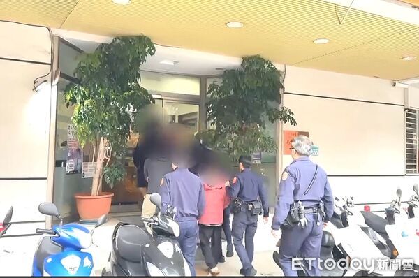 ▲朱男朝毛男等人比中指，在KTV門口遭6人圍毆。（圖／記者陸運陞翻攝）