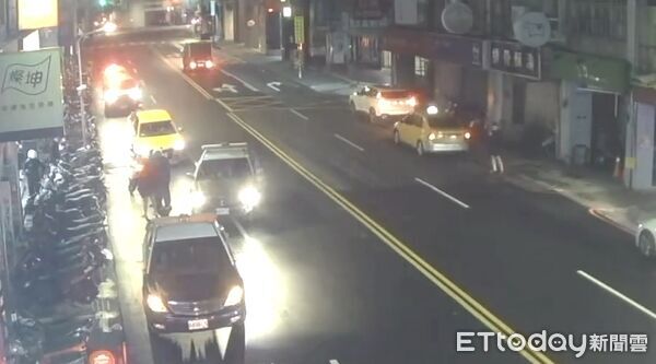 ▲朱男朝毛男等人比中指，在KTV門口遭6人圍毆。（圖／記者陸運陞翻攝）