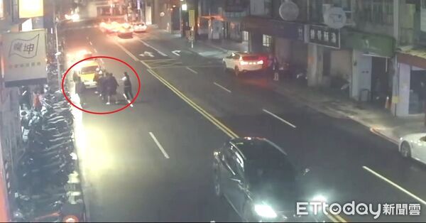 ▲朱男朝毛男等人比中指，在KTV門口遭6人圍毆。（圖／記者陸運陞翻攝）