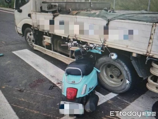 ▲蔡男騎乘機車與側向直行小貨車發生碰撞。（圖／中壢警分局提供、下同）