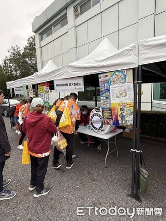 ▲南消二大楠西分隊進駐曾文水庫馬拉松活動現場，向跑者與民眾宣導居家防火與逃生觀念。（記者林東良翻攝，下同）