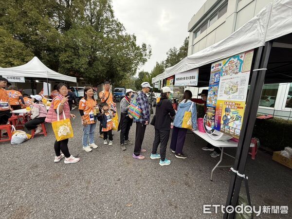 ▲南消二大楠西分隊進駐曾文水庫馬拉松活動現場，向跑者與民眾宣導居家防火與逃生觀念。（記者林東良翻攝，下同）