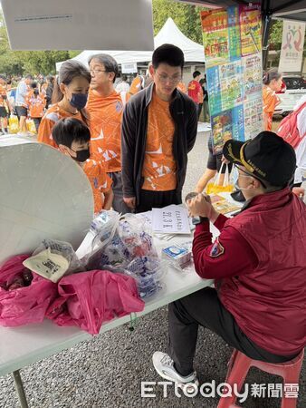 ▲南消二大楠西分隊進駐曾文水庫馬拉松活動現場，向跑者與民眾宣導居家防火與逃生觀念。（記者林東良翻攝，下同）