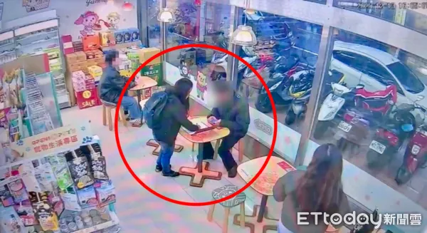 ▲假投資設局專人面交 瑞芳警超商逮車手。（圖／記者郭世賢翻攝）
