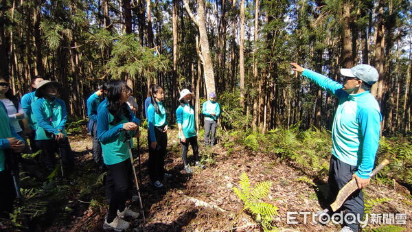 ▲卓溪鄉在地布農族人向學員介紹瓦拉米步道沿線布農聚落故事。（圖／玉山國家公園管理處提供）