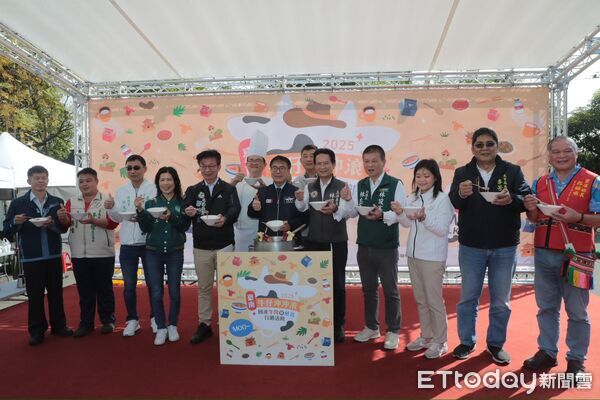 ▲「2025牛仔沖沖滾&mdash;國產牛肉暨鮮乳行銷活動」14日在善化啤酒廠登場，現切溫體牛肉湯香氣四溢，吸引大批民眾到場品嚐。（記者林東良翻攝，下同）