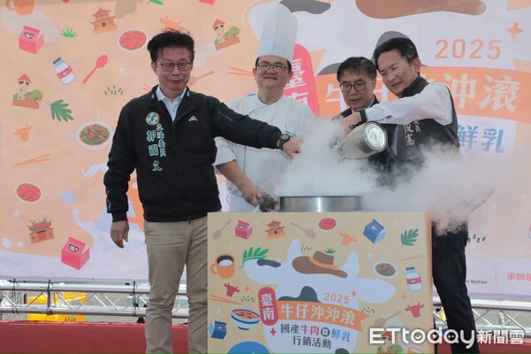 ▲「2025牛仔沖沖滾&mdash;國產牛肉暨鮮乳行銷活動」14日在善化啤酒廠登場，現切溫體牛肉湯香氣四溢，吸引大批民眾到場品嚐。（記者林東良翻攝，下同）