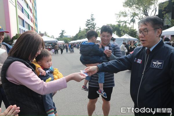 ▲「2025牛仔沖沖滾&mdash;國產牛肉暨鮮乳行銷活動」14日在善化啤酒廠登場，現切溫體牛肉湯香氣四溢，吸引大批民眾到場品嚐。（記者林東良翻攝，下同）