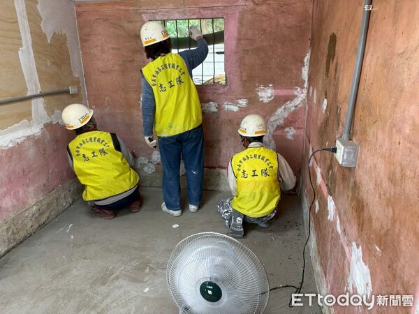 ▲台南做工行善團完成七股區第319戶修繕案，志工合力改善職災案家居住環境，讓生活重回正軌。（記者林東良翻攝，下同）