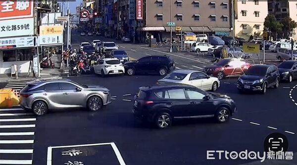 ▲▼鳳山車禍             。（圖／記者陳宏瑞翻攝）