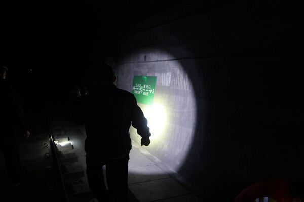 ▲▼鐵路人員搶修遭人剪斷的北迴鐵路觀音隧道號誌電纜線。（圖／鐵路警察局花蓮分局提供，下同）