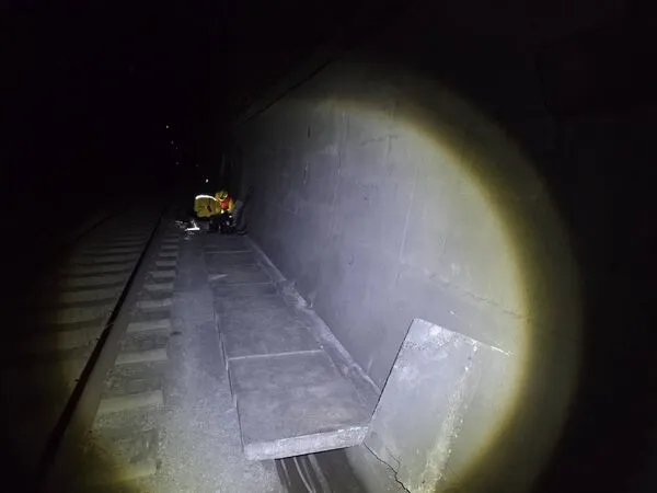 ▲▼鐵路人員搶修遭人剪斷的北迴鐵路觀音隧道號誌電纜線。（圖／鐵路警察局花蓮分局提供，下同）