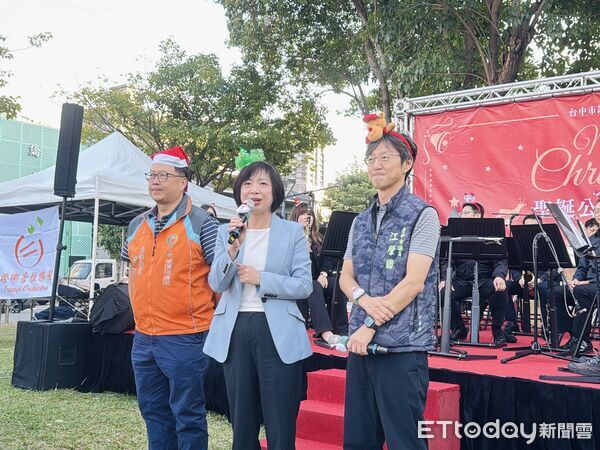 ▲「聖誕公益音樂會」邀請橙樂管弦樂團及果光樂團於西區美術園道演出，吸引在地民眾駐足聆聽。（圖／記者游瓊華翻攝）