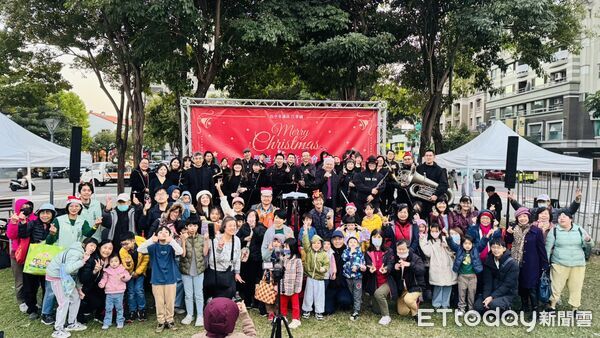 ▲「聖誕公益音樂會」邀請橙樂管弦樂團及果光樂團於西區美術園道演出，吸引在地民眾駐足聆聽。（圖／記者游瓊華翻攝）