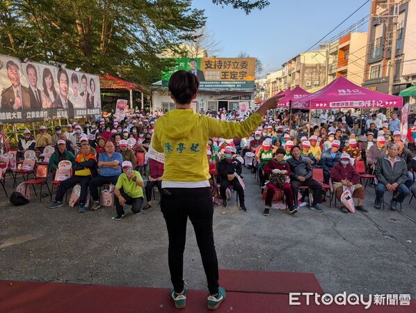 ▲民進黨立委陳亭妃14日下午於關廟聯誼會舉辦「人民是頭家・陳亭妃與市民的約定」說明會，正式對外發表《陳亭妃與台南市民的約定書》。（圖／記者林東良翻攝，下同）