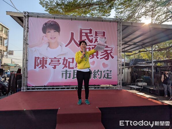 ▲民進黨立委陳亭妃14日下午於關廟聯誼會舉辦「人民是頭家・陳亭妃與市民的約定」說明會，正式對外發表《陳亭妃與台南市民的約定書》。（圖／記者林東良翻攝，下同）